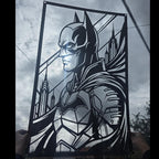 Corte láser y pieza terminada del cuadro de Batman en acero, colgado en pared