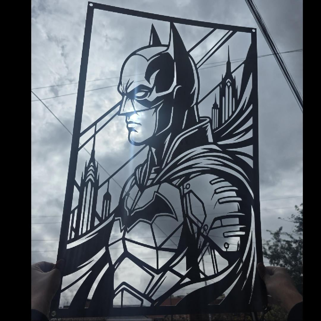 Corte láser y pieza terminada del cuadro de Batman en acero, colgado en pared