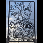 Corte láser y pieza terminada del cuadro de Goku y Beerus en acero, colgado en pared